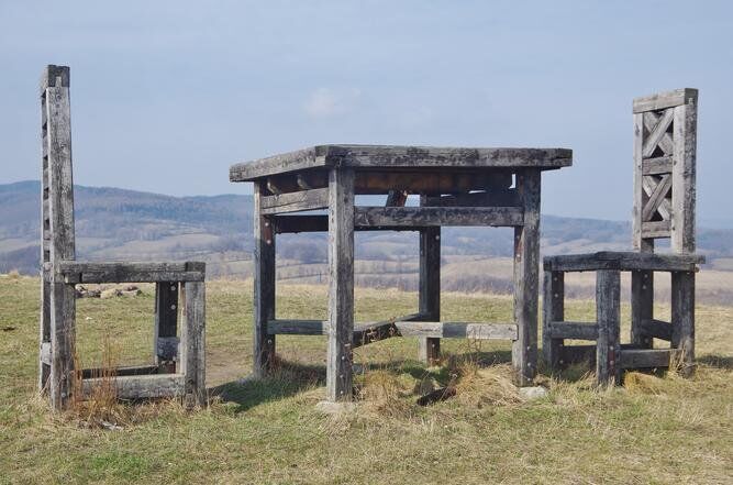 Obří stůl a židle na Lánském vrchu u Skorošic