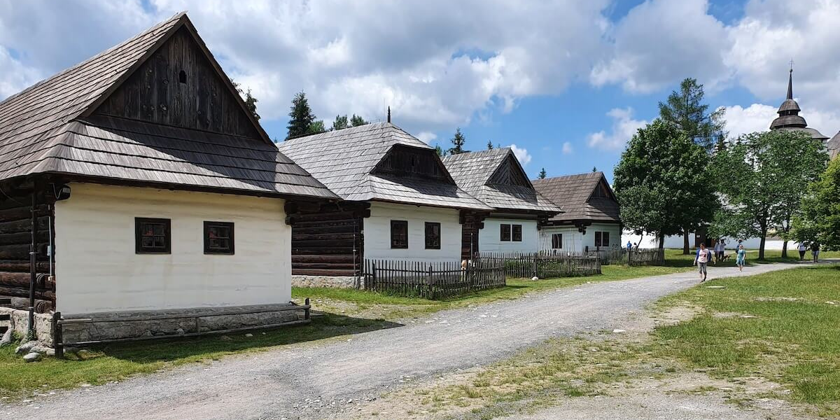 Skanzen Pribylina: muzeum v přírodě s cestou historickým vláčkem